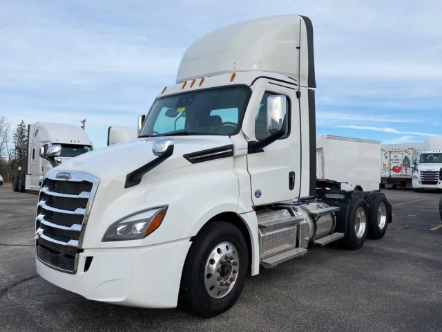 2020 Freightliner Cascadia — photo 1 of 1