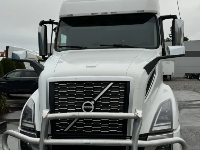 2022 Volvo VNL 760 — photo 2 of 4