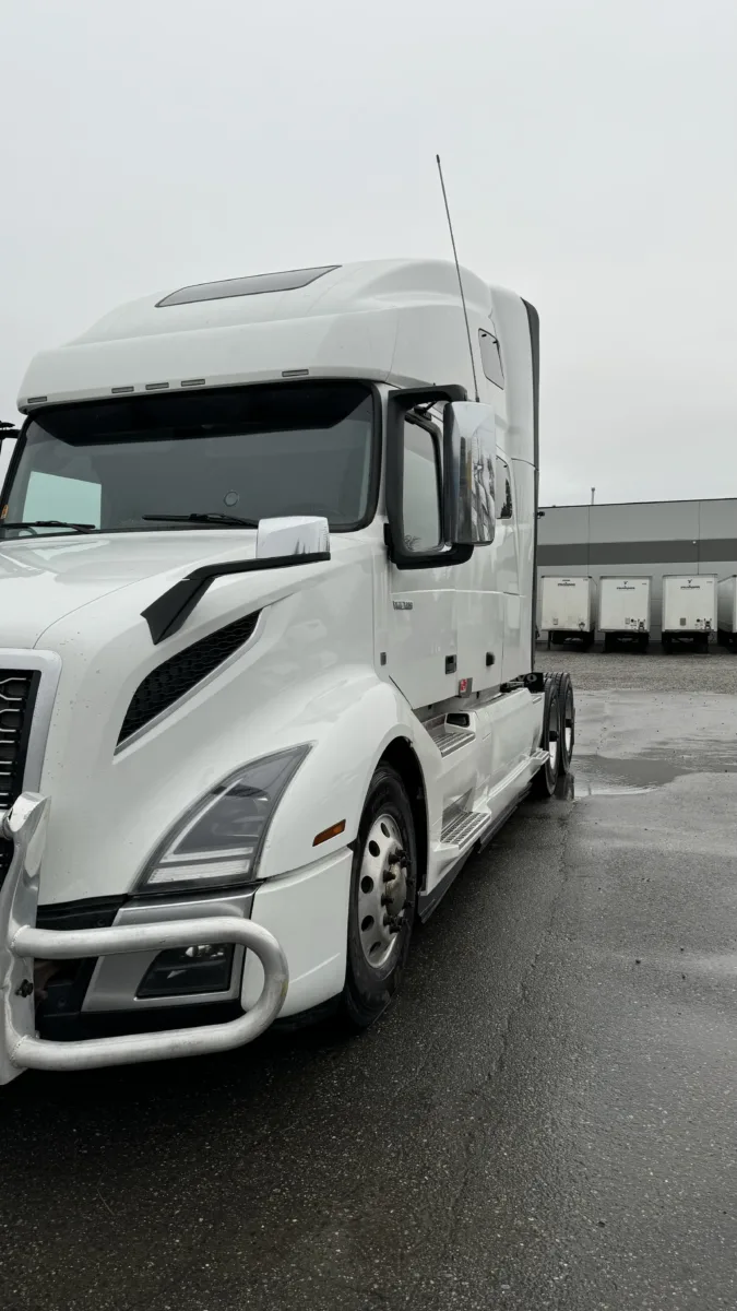 2022 Volvo VNL 760 — photo 3 of 4