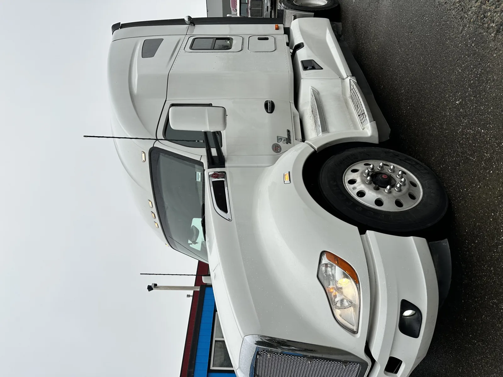 2019 Kenworth T680 — photo 3 of 13