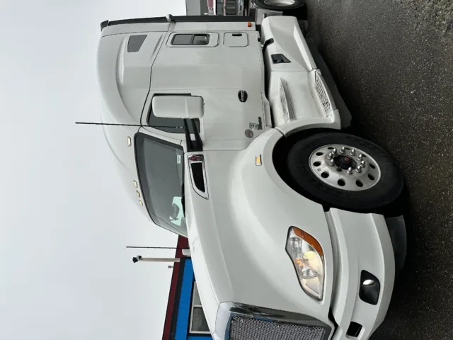 2019 Kenworth T680 — photo 3 of 13