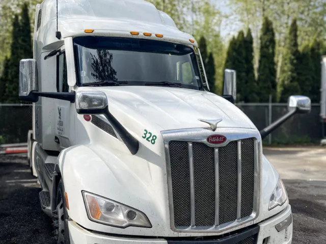 2023 Peterbilt 579 — photo 1 of 15