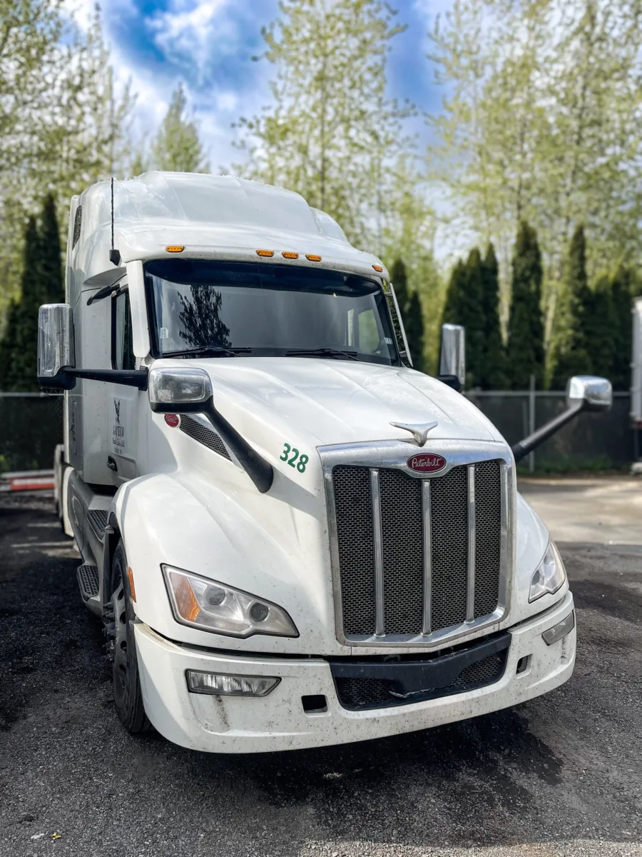 2023 Peterbilt 579 — photo 1 of 15