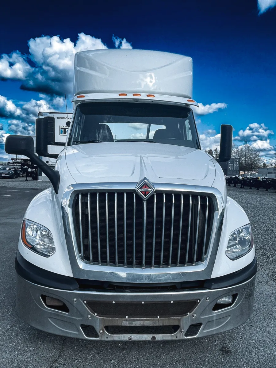 2019 International LT625 — photo 1 of 17