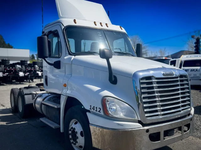 2018 Freightliner Cascadia Day Cab — photo 1 of 13