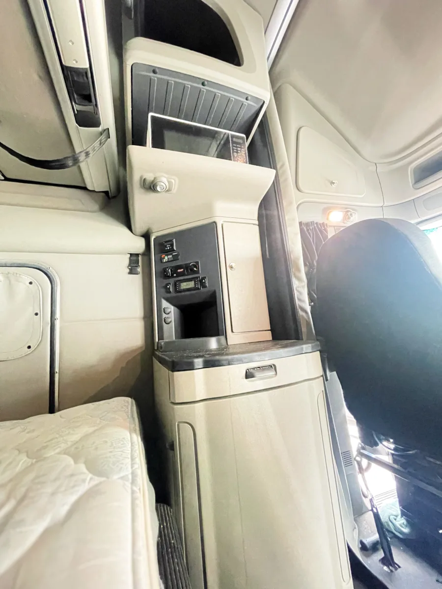 2023 Peterbilt 579 — photo 12 of 15