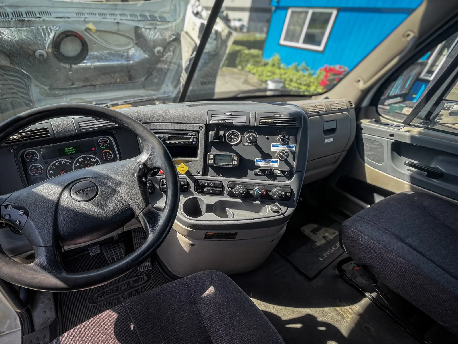 2018 Freightliner Cascadia Day Cab — photo 11 of 13