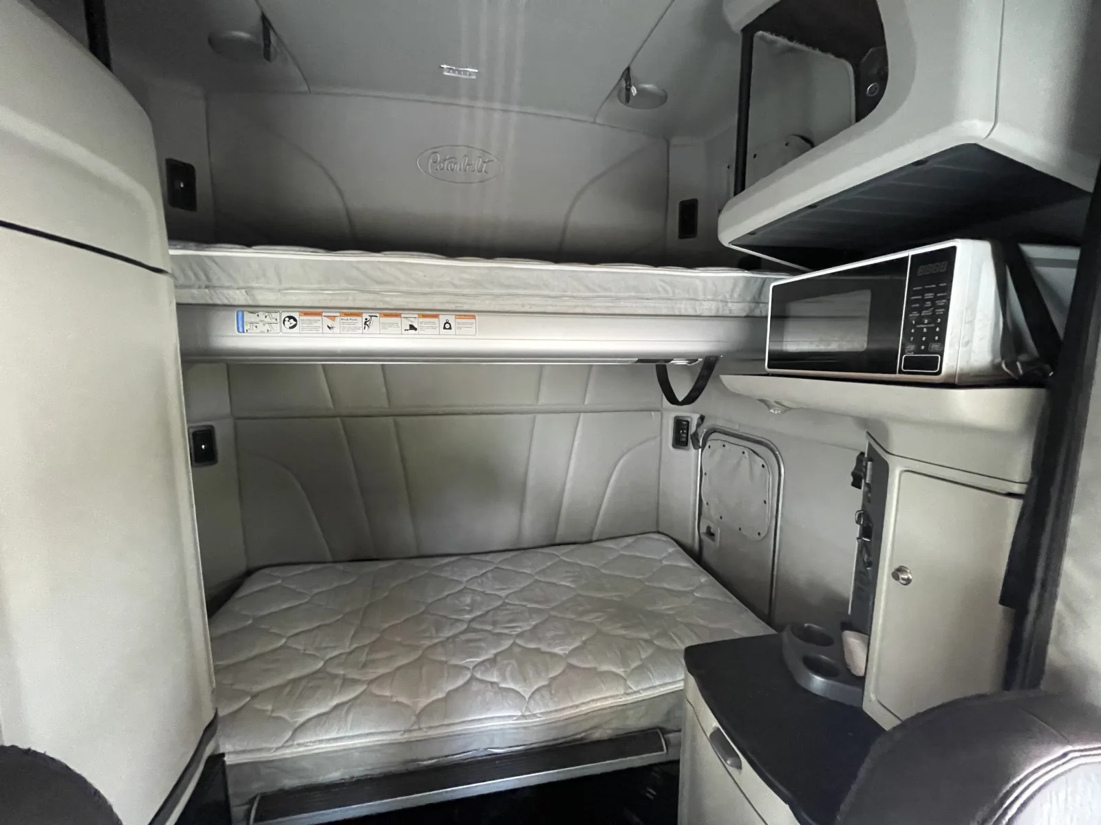2023 Peterbilt 579 — photo 13 of 15