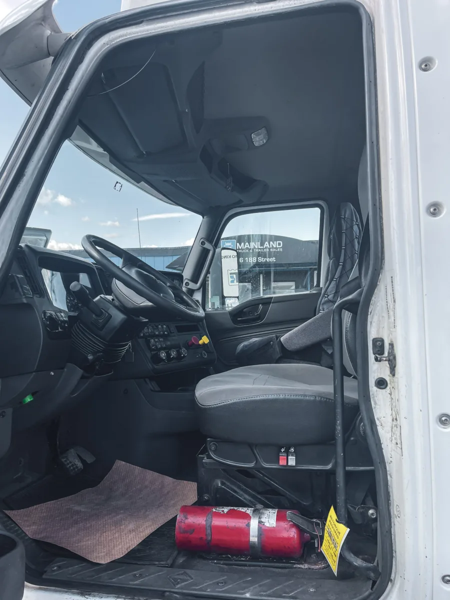 2019 International LT625 — photo 12 of 17