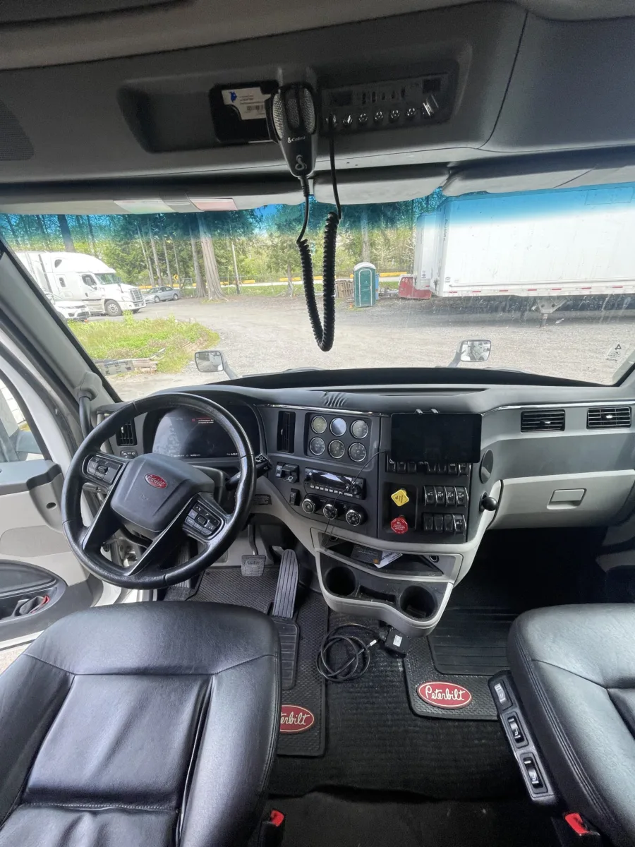 2023 Peterbilt 579 — photo 14 of 15