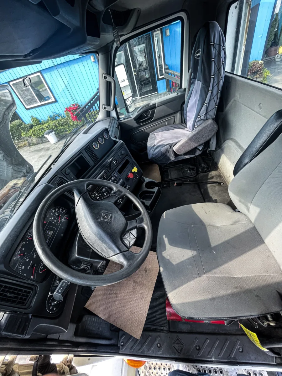 2019 International LT625 — photo 13 of 17
