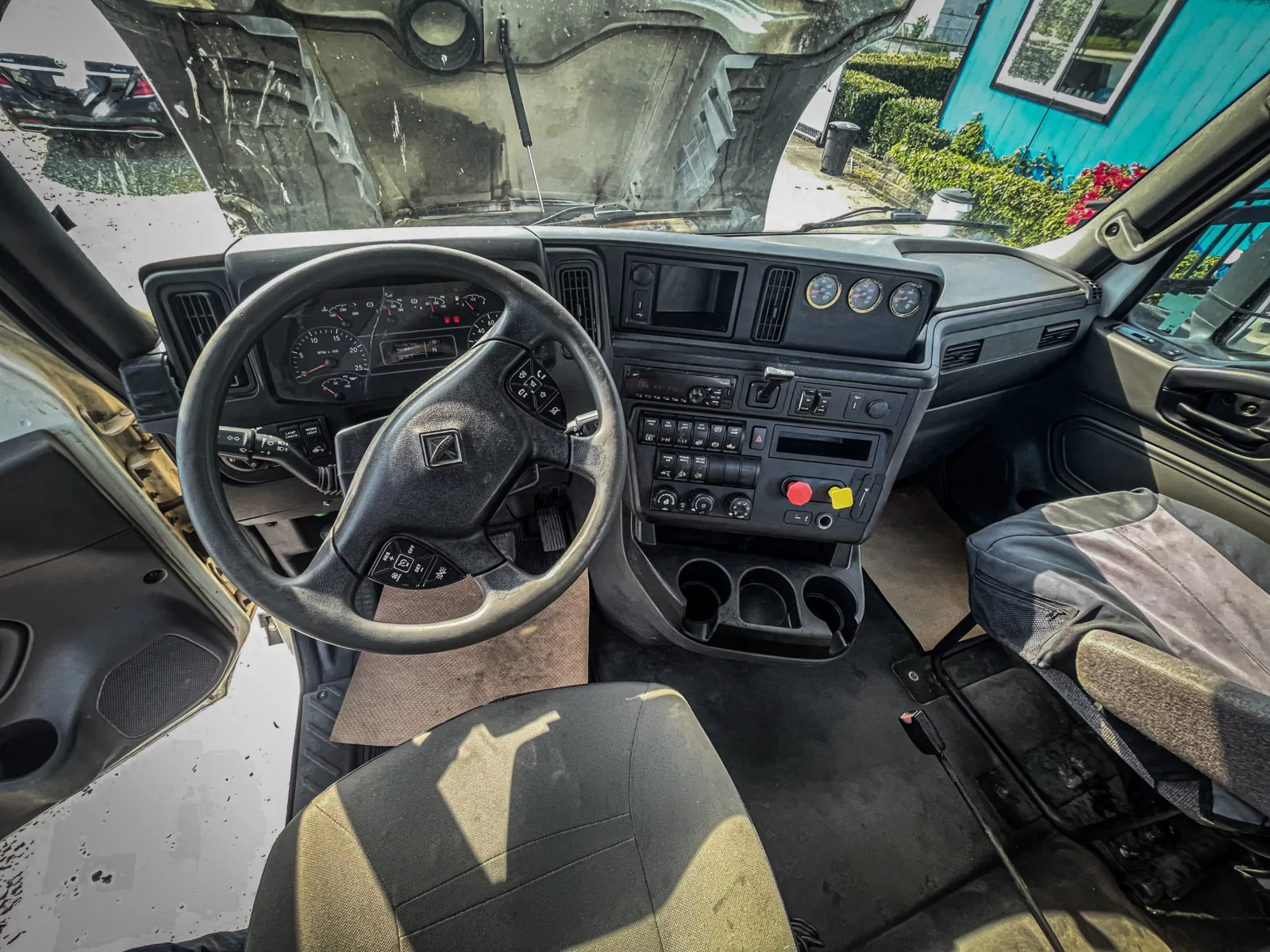 2019 International LT625 — photo 15 of 17