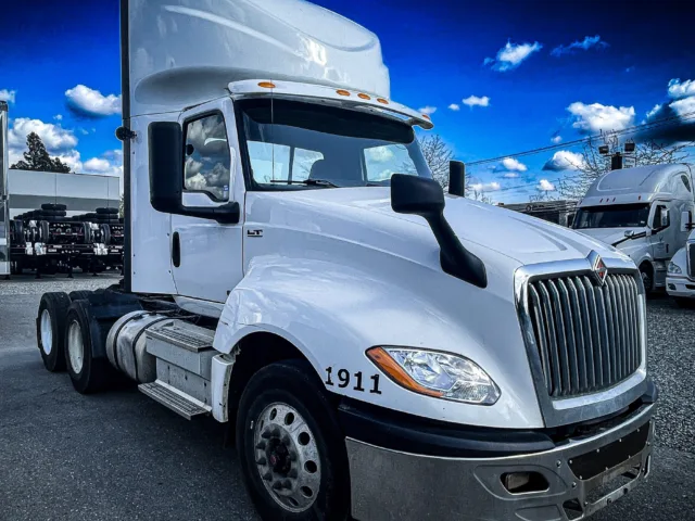 2019 International LT625 — photo 2 of 17
