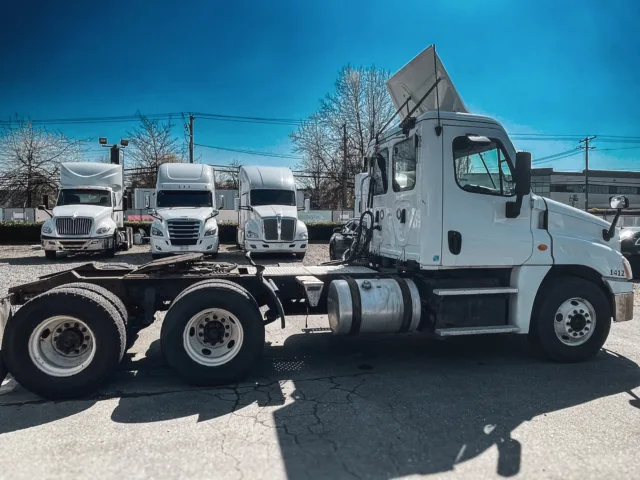 2018 Freightliner Cascadia Day Cab — photo 2 of 13