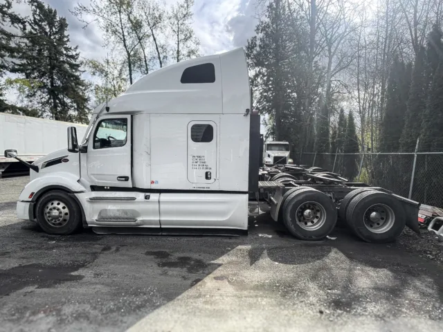 2023 Peterbilt 579 — photo 4 of 15