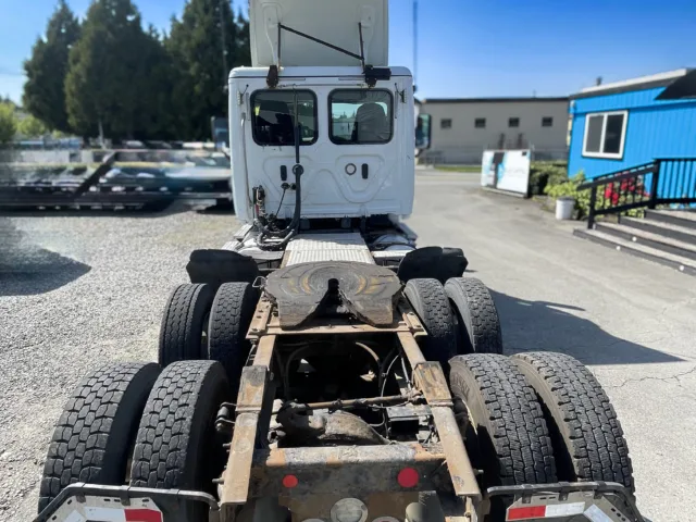 2018 Freightliner Cascadia Day Cab — photo 3 of 13