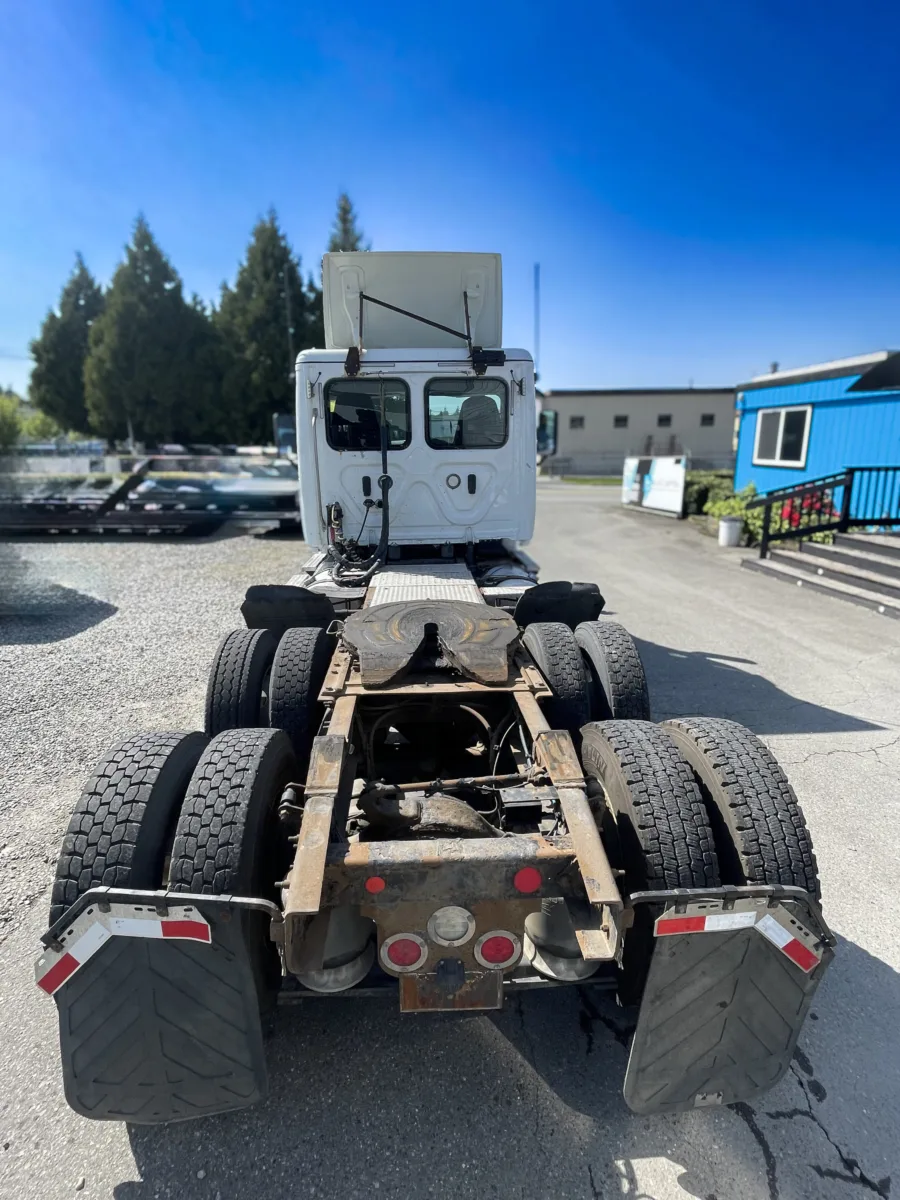 2018 Freightliner Cascadia Day Cab — photo 3 of 13