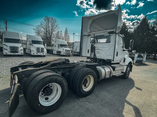 2019 International LT625 — photo 4 of 17