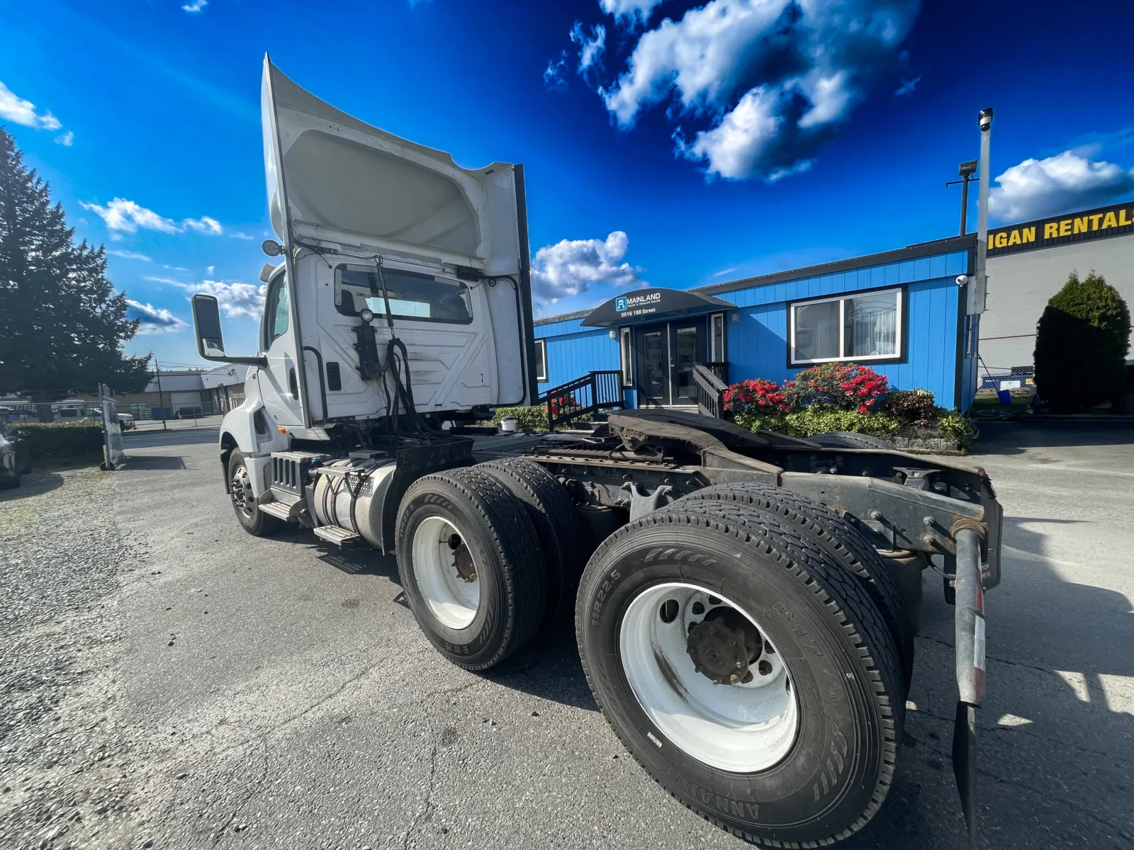 2019 International LT625 — photo 7 of 17