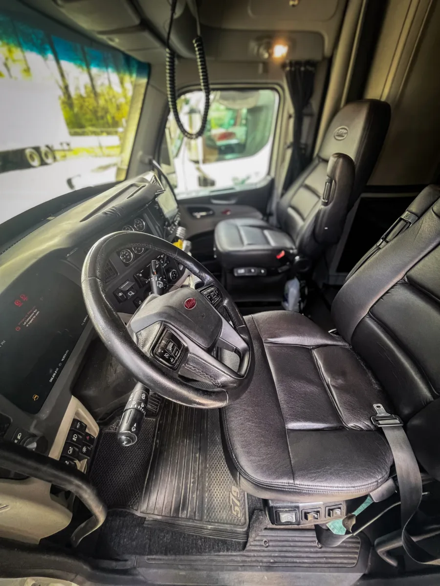 2023 Peterbilt 579 — photo 10 of 15