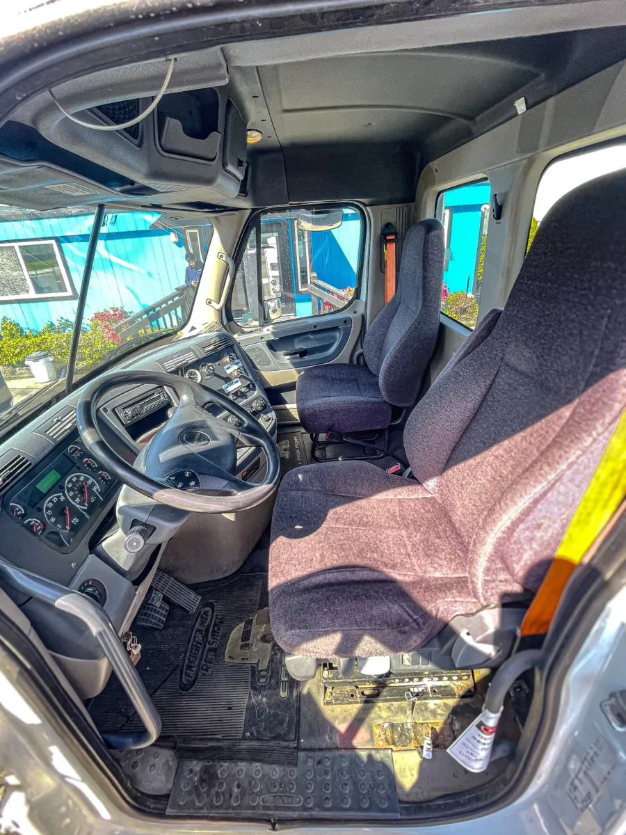 2018 Freightliner Cascadia Day Cab — photo 9 of 13