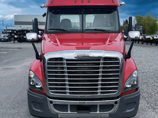 2019 Freightliner Day Cab — photo 1 of 13