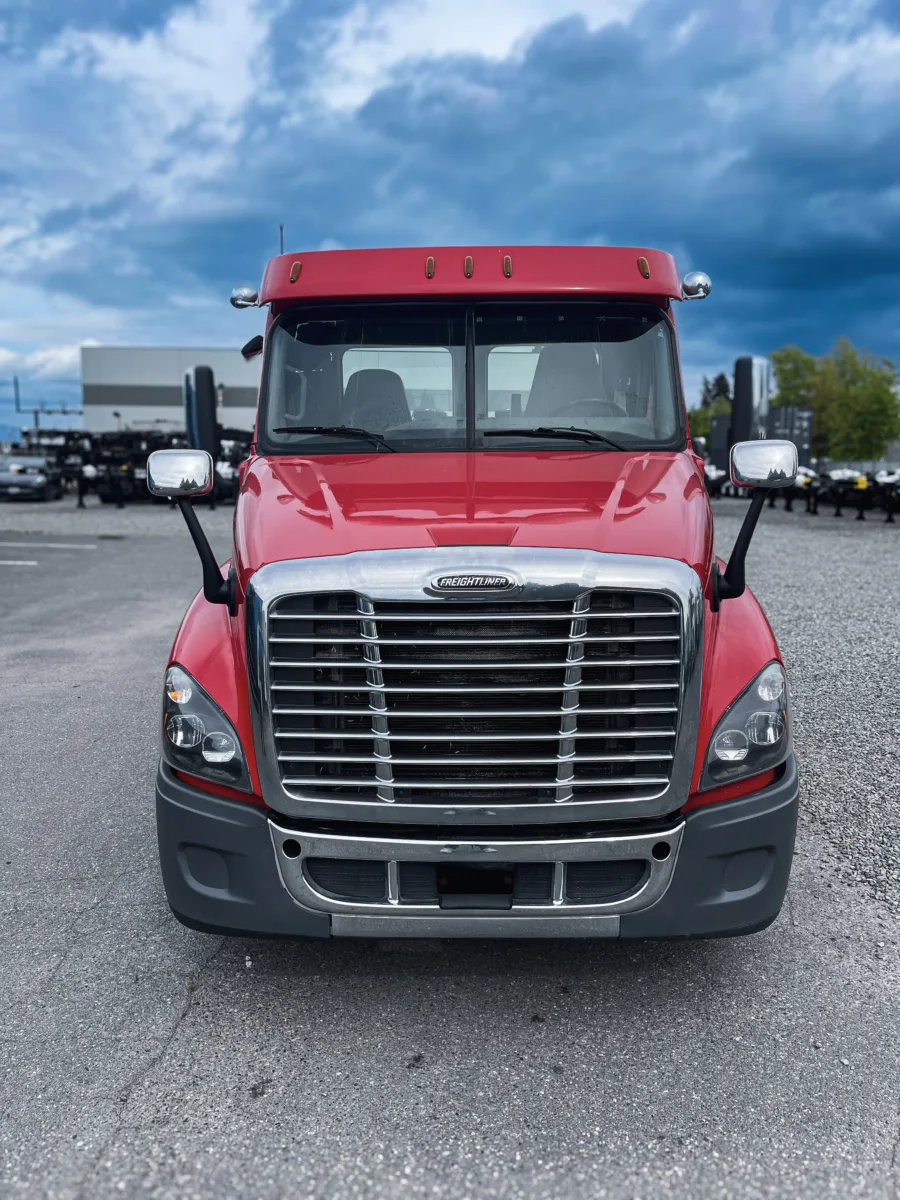 2019 Freightliner Day Cab — photo 1 of 13