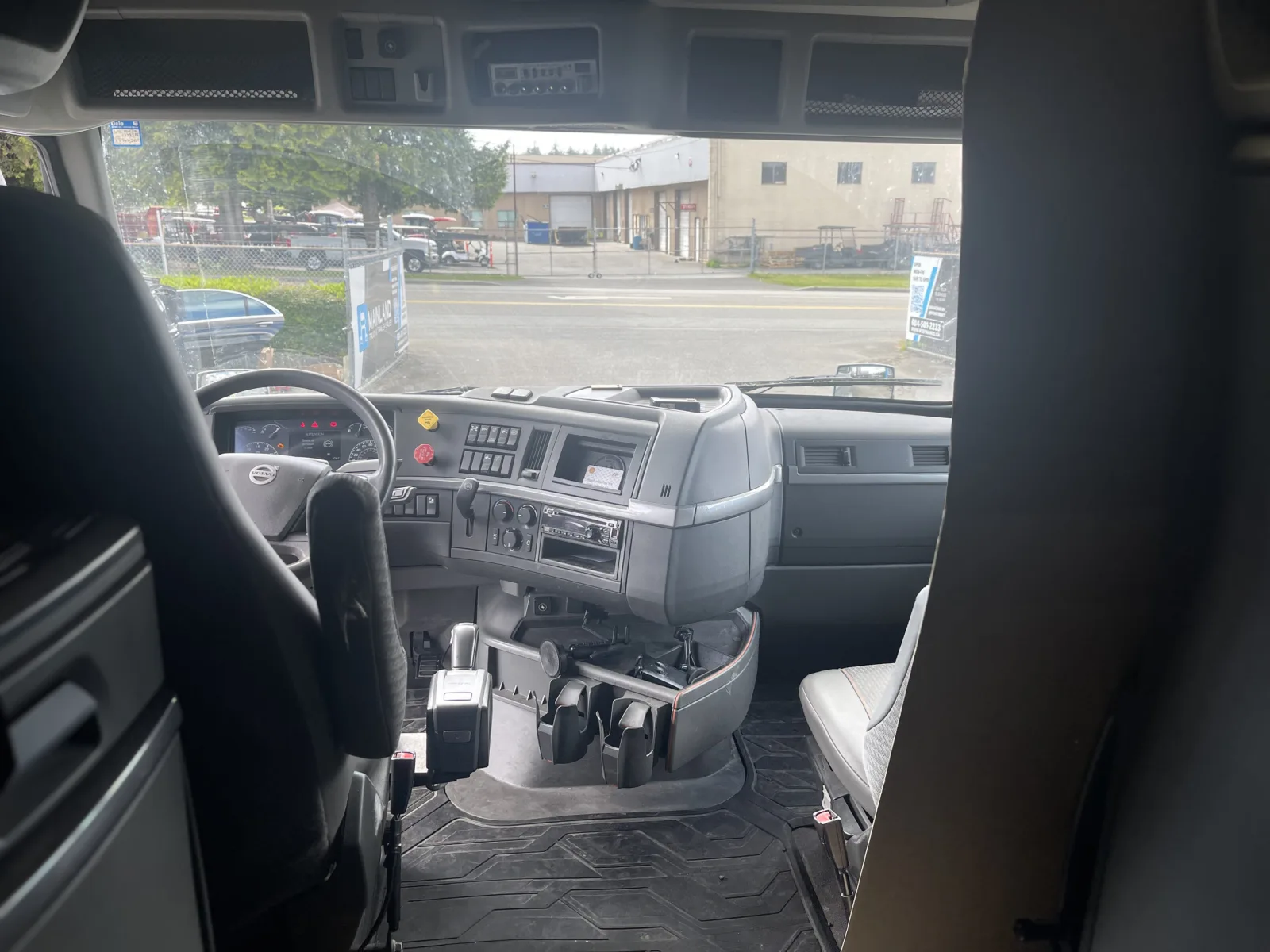 2020 Volvo VNL 760 — photo 10 of 13