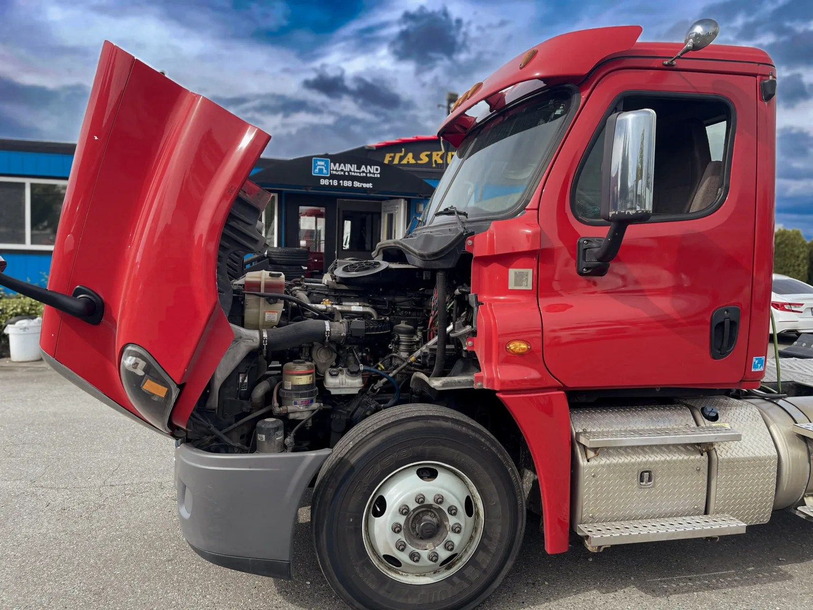 2019 Freightliner Day Cab — photo 11 of 13
