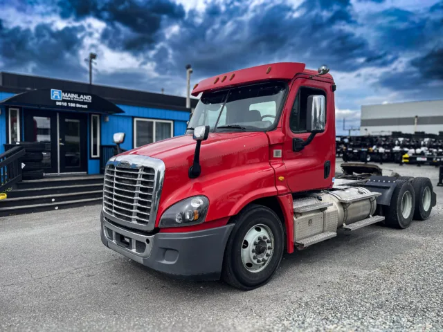 2019 Freightliner Day Cab — photo 2 of 13
