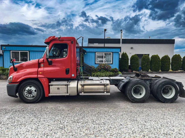 2019 Freightliner Day Cab — photo 3 of 13