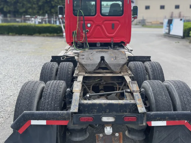 2019 Freightliner Day Cab — photo 4 of 13