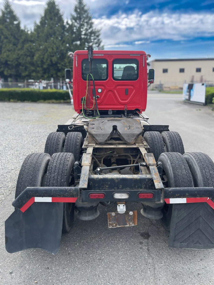 2019 Freightliner Day Cab — photo 4 of 13