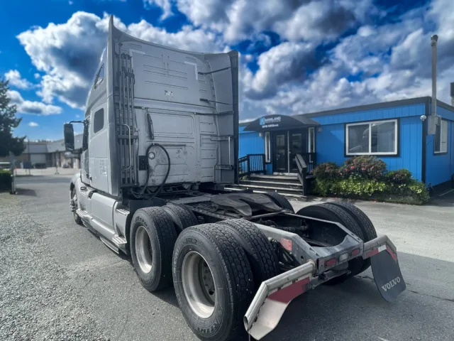 2020 Volvo VNL 760 — photo 4 of 13