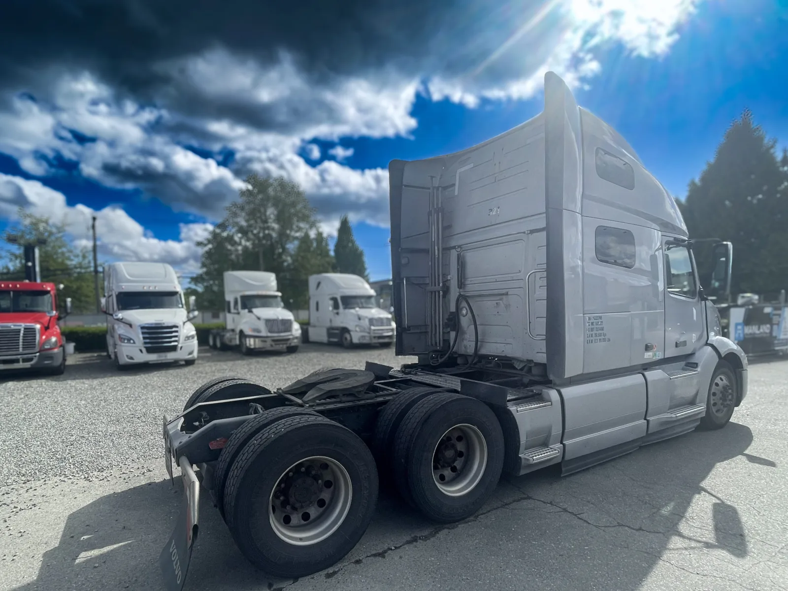 2020 Volvo VNL 760 — photo 6 of 13