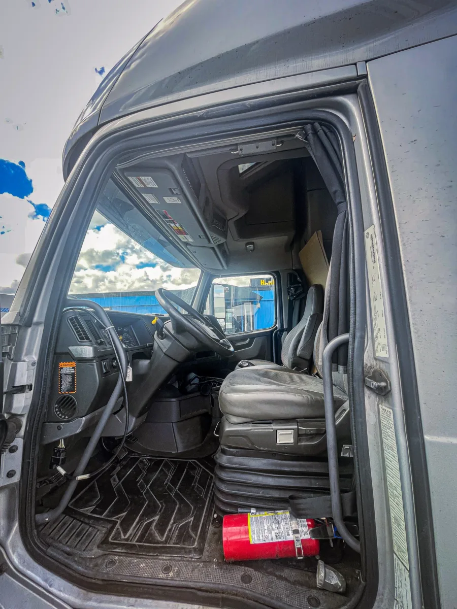 2020 Volvo VNL 760 — photo 8 of 13