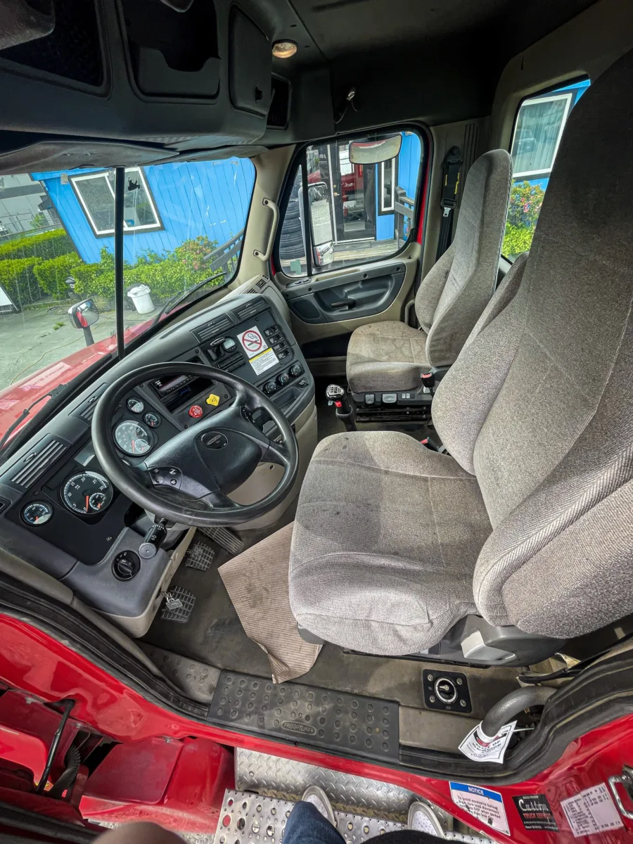 2019 Freightliner Day Cab — photo 8 of 13