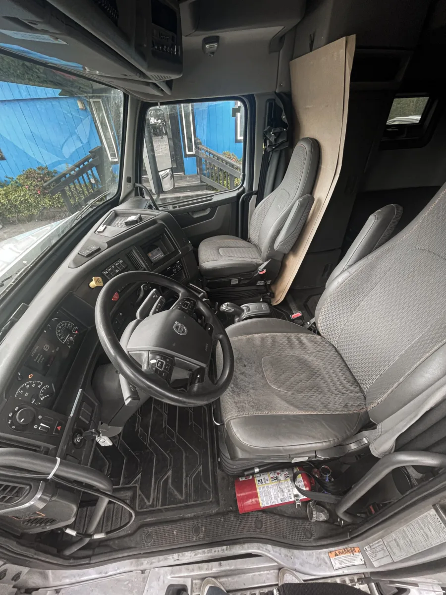 2020 Volvo VNL 760 — photo 9 of 13