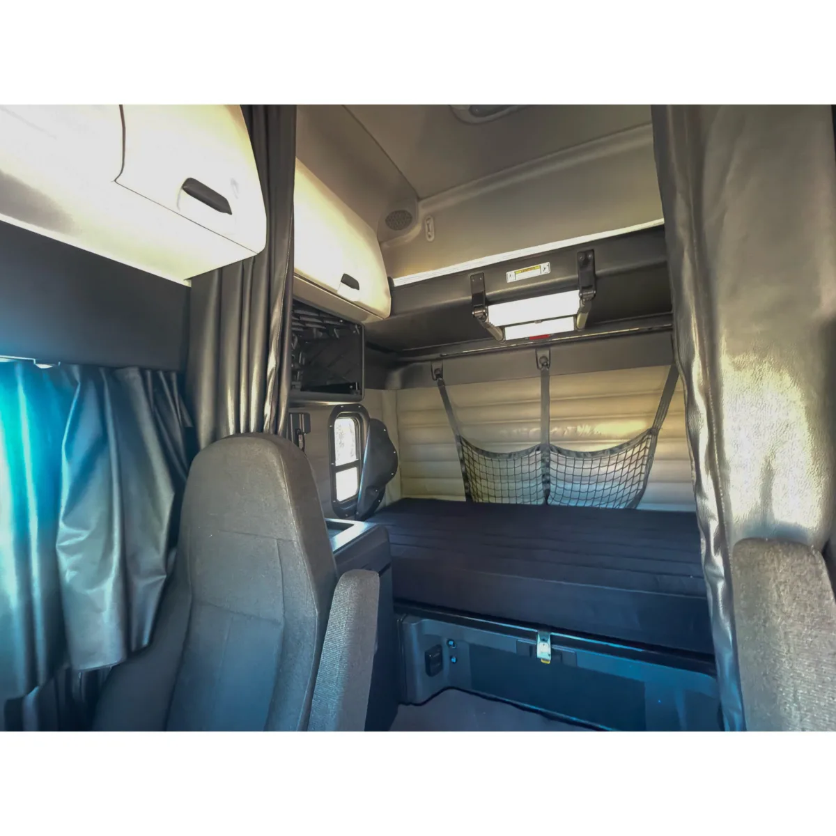 2024 Freightliner Cascadia — photo 5 of 10