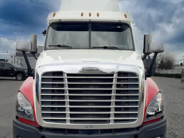 2018 Freightliner Cascadia — photo 1 of 12