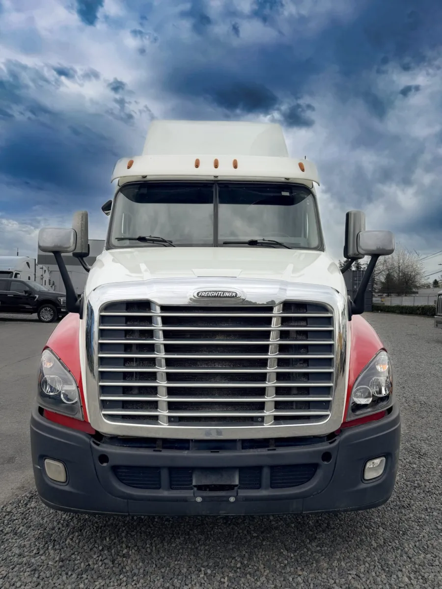 2018 Freightliner Cascadia — photo 1 of 12