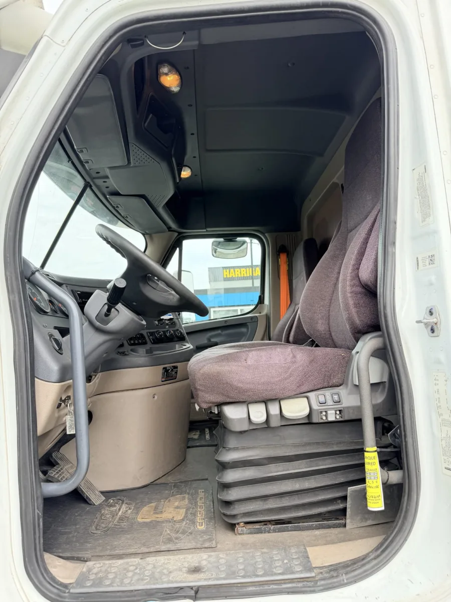 2018 Freightliner Cascadia — photo 10 of 12