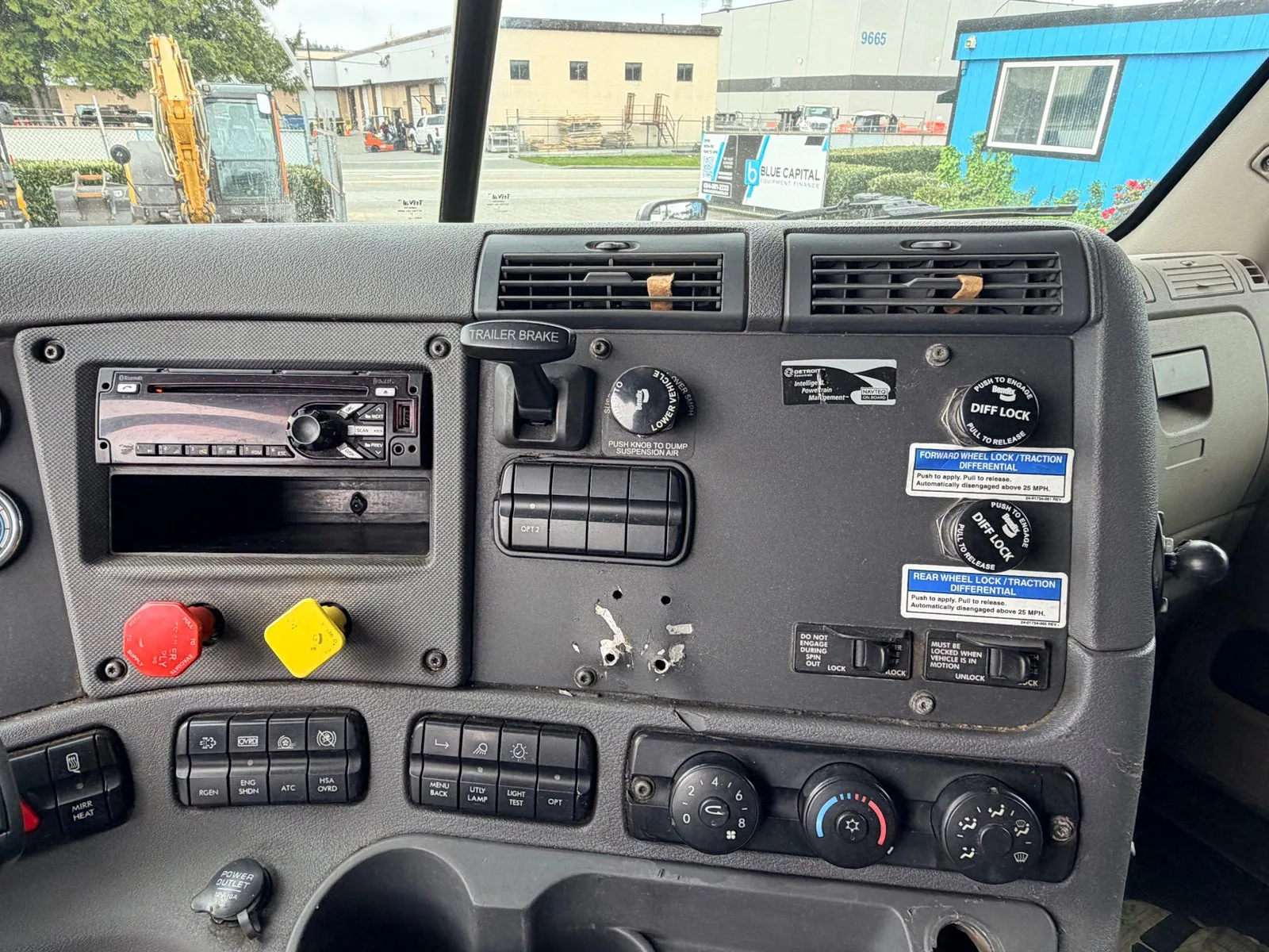 2018 Freightliner Cascadia — photo 11 of 12