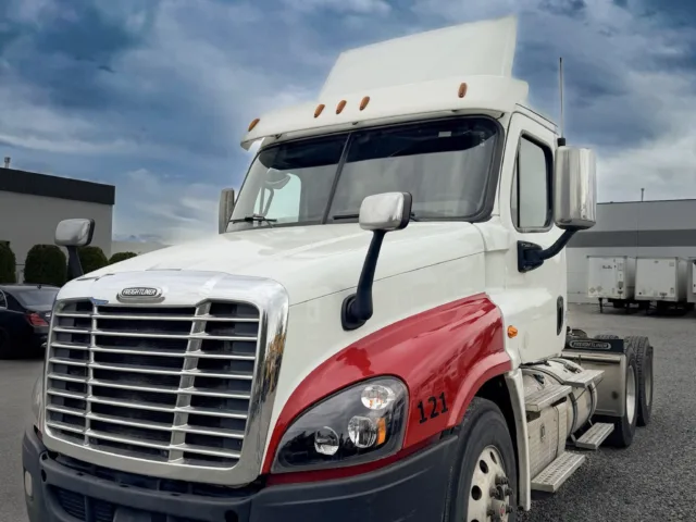 2018 Freightliner Cascadia — photo 2 of 12