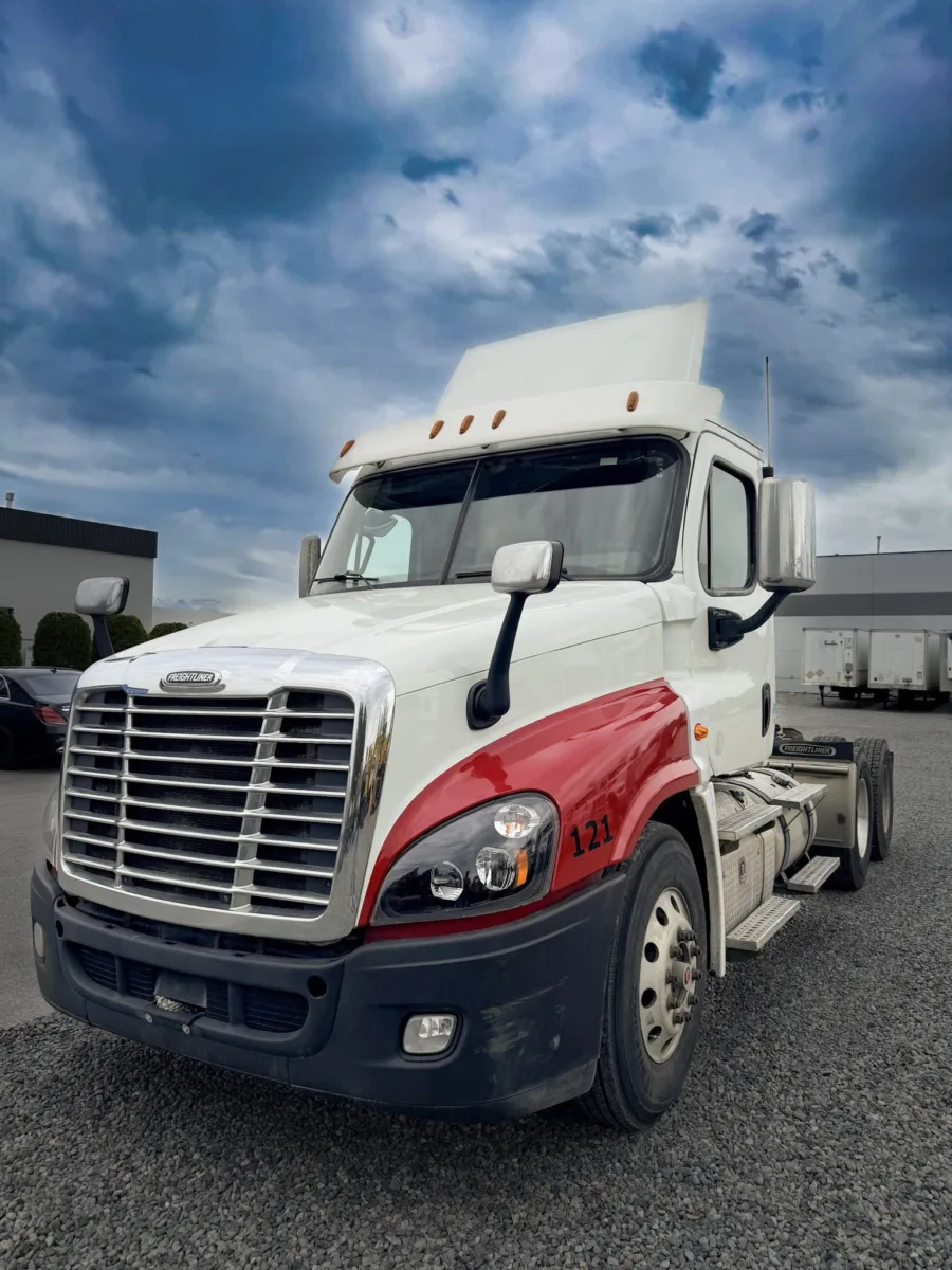 2018 Freightliner Cascadia — photo 2 of 12