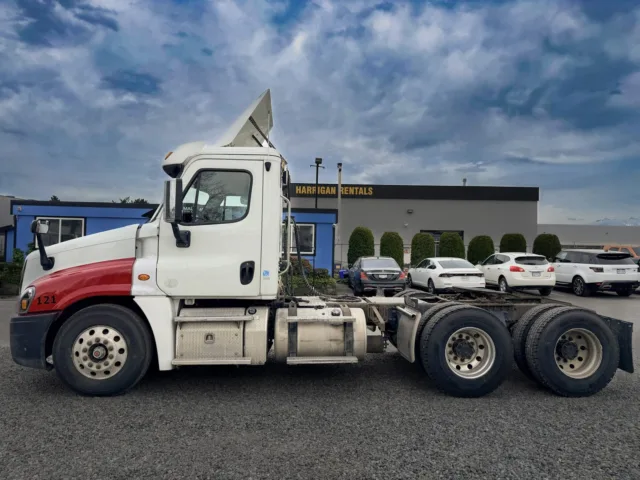 2018 Freightliner Cascadia — photo 3 of 12