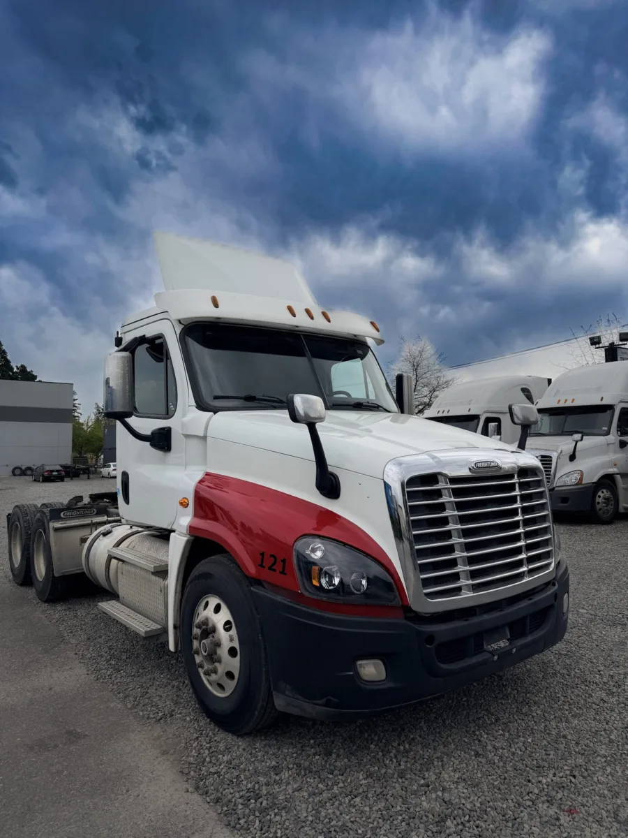 2018 Freightliner Cascadia — photo 8 of 12
