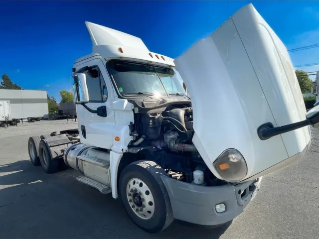 2018 Freightliner Cascadia Day Cab — photo 3 of 8