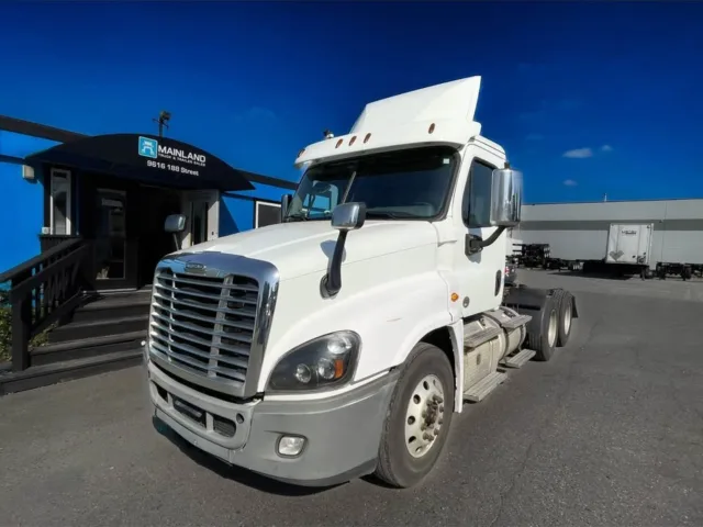 2018 Freightliner Cascadia Day Cab — photo 1 of 8