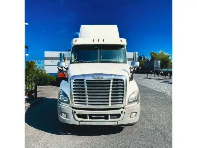 2018 Freightliner Cascadia Day Cab — photo 4 of 8